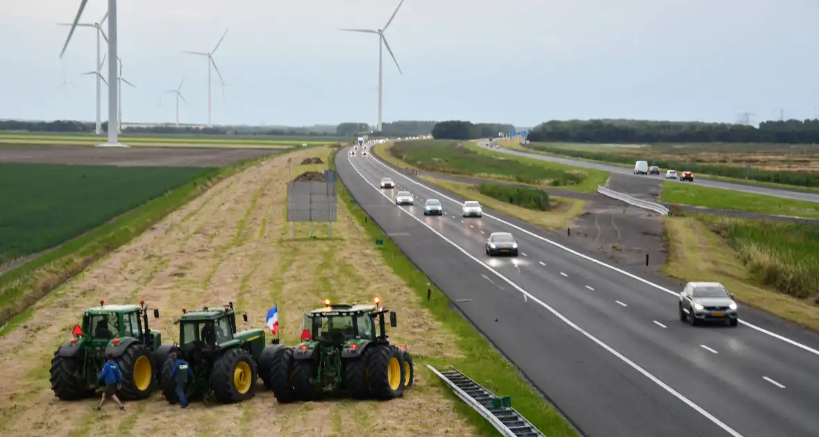 Boeren demonstreren op viaduct over snelweg - Foto 6