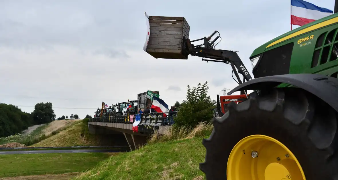 Boeren demonstreren op viaduct over snelweg - Foto 7