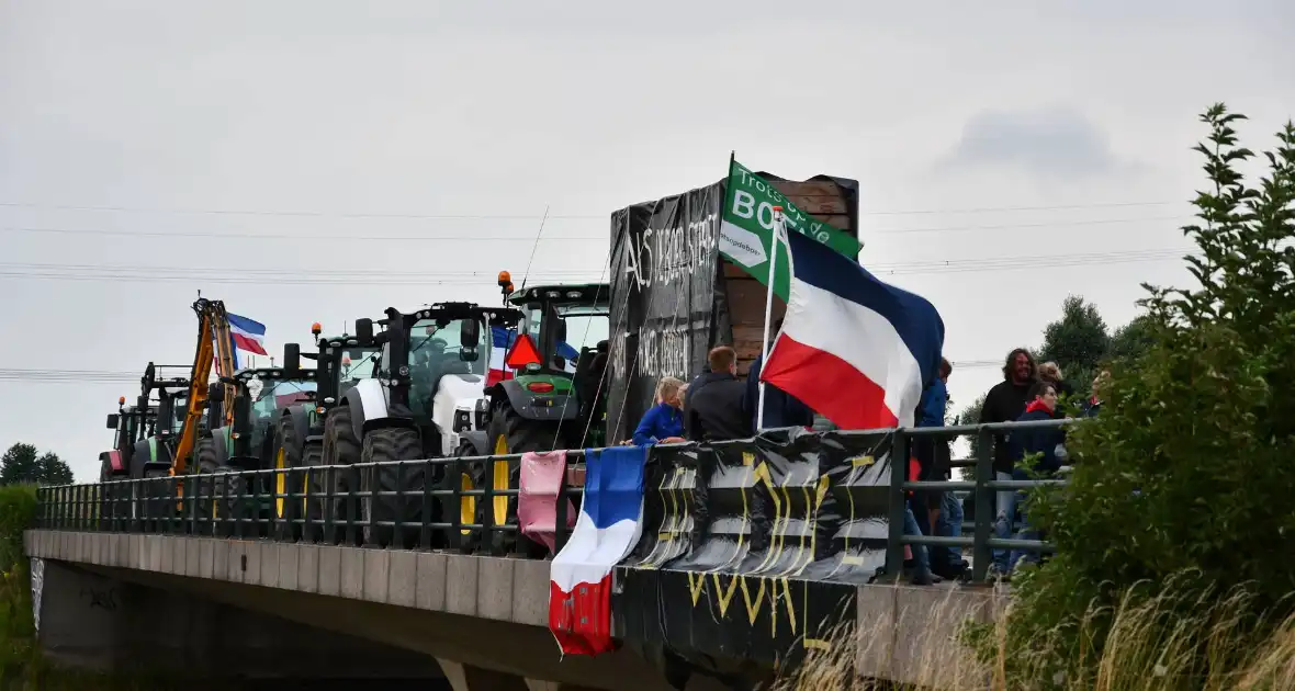 Boeren demonstreren op viaduct over snelweg - Foto 8