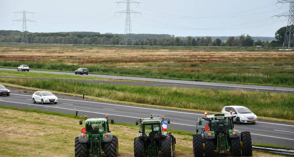 Boeren demonstreren op viaduct over snelweg - Foto 9