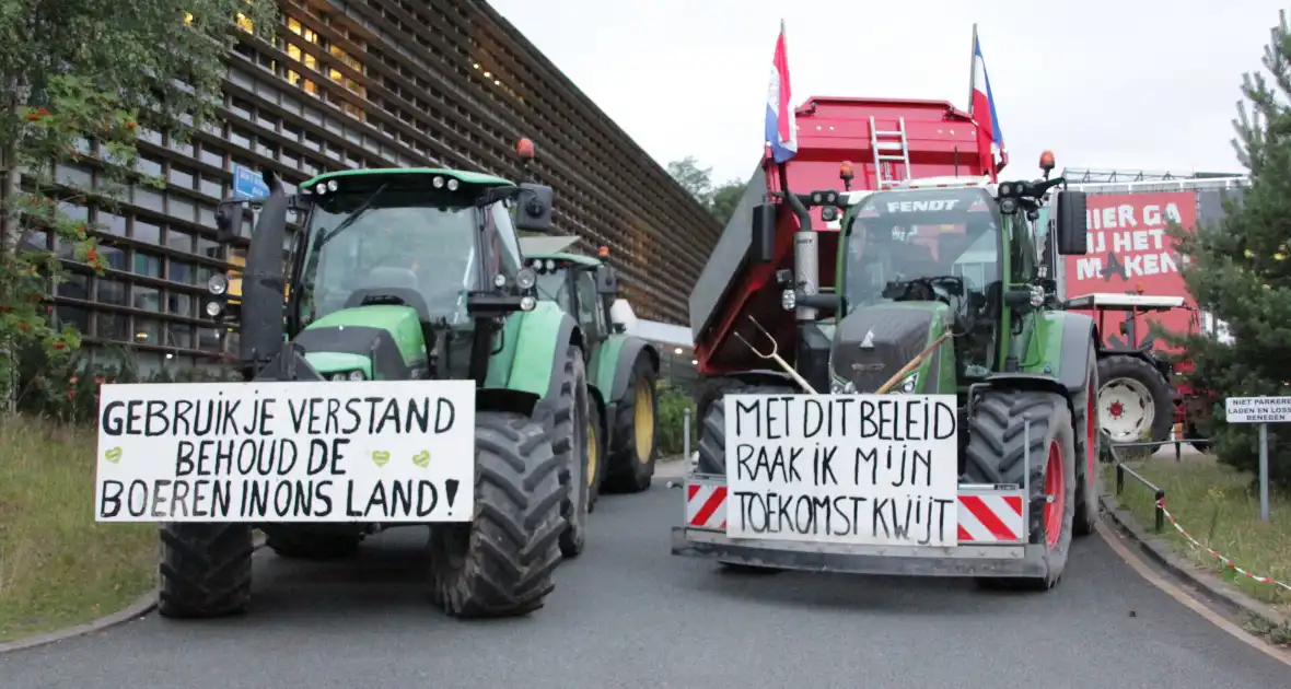 Boeren blokkeren ingang Media Park - Foto 7