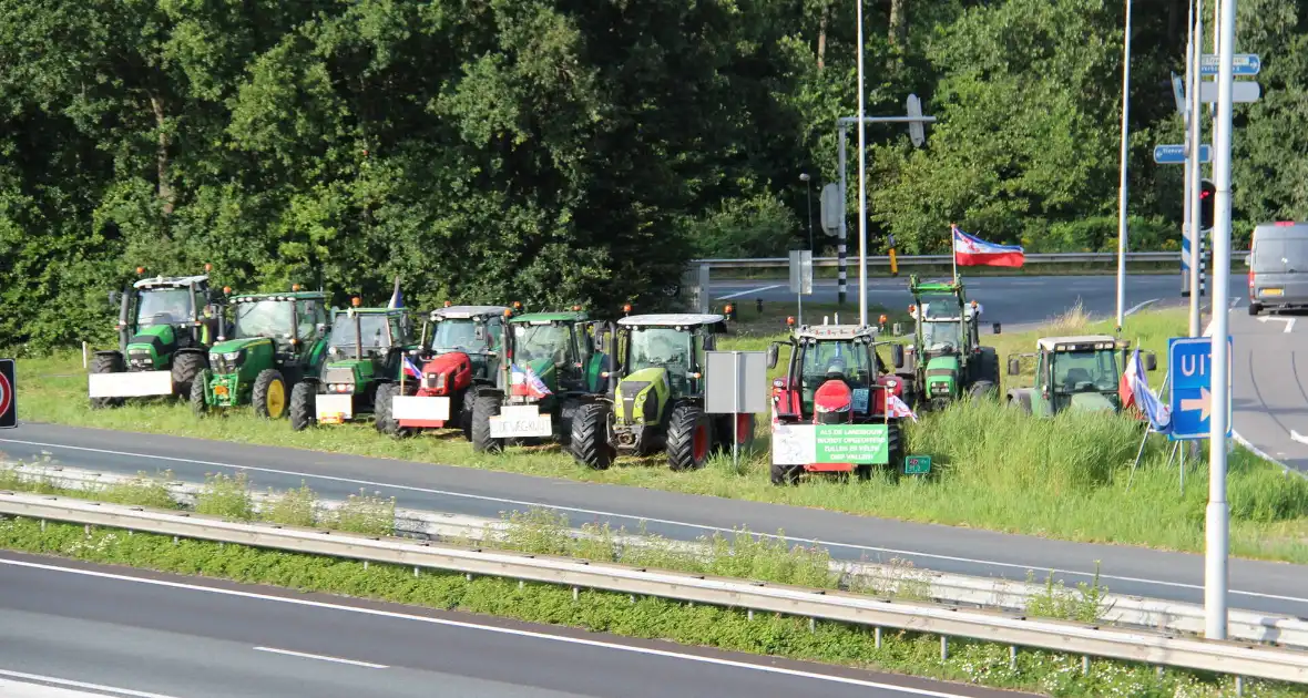 Boeren houden vreedzaam protest bij A27 - Foto 1