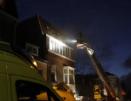 Brandweer redt personen uit woning na brand