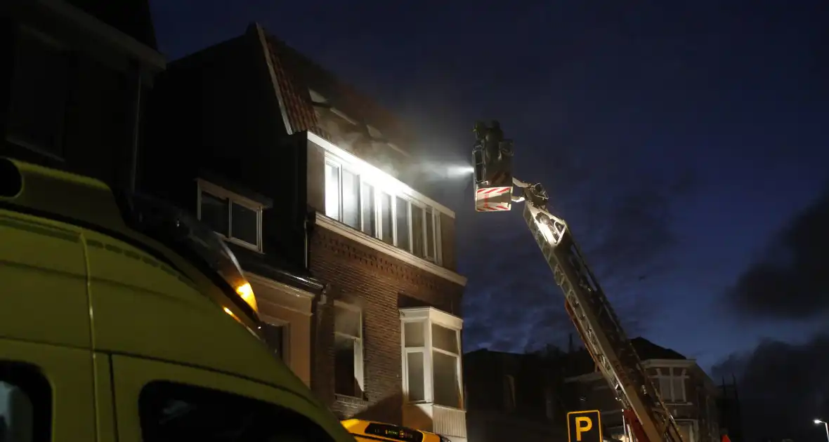 Brandweer redt personen uit woning na brand