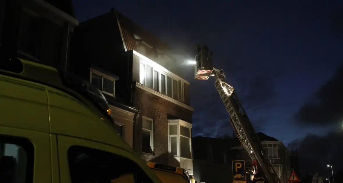 Brandweer redt personen uit woning na brand - Foto 11