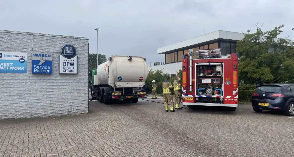 Vrachtwagen vat vlam - Foto 1