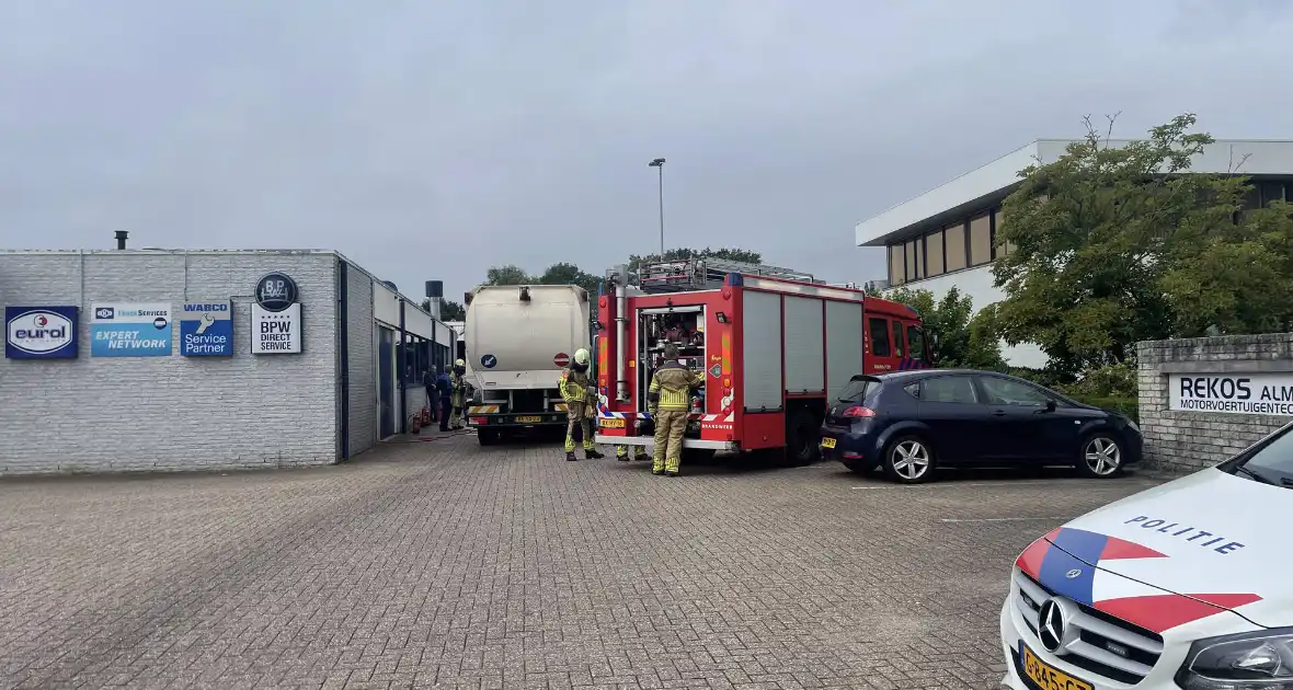 Vrachtwagen vat vlam - Foto 2