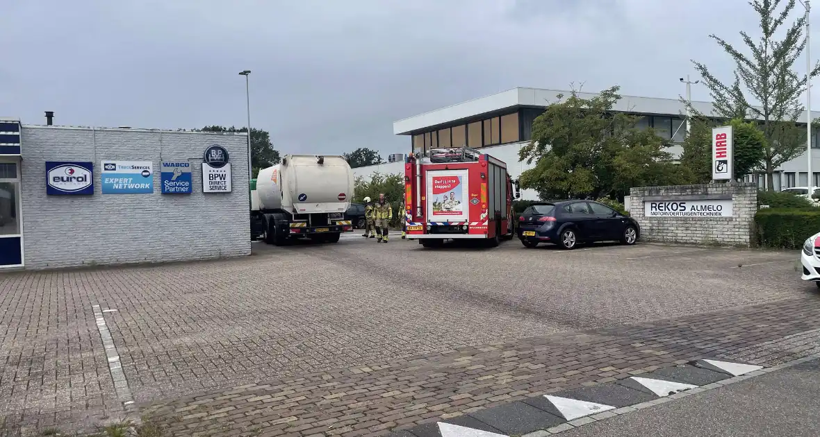 Vrachtwagen vat vlam - Foto 3