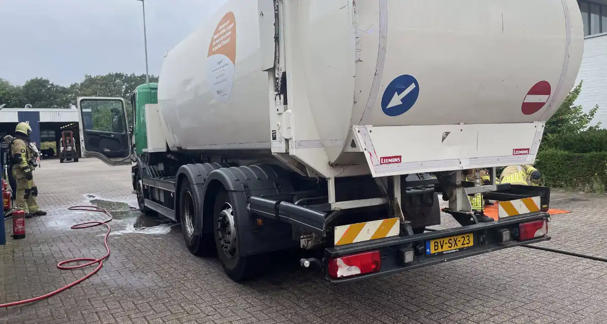 Vrachtwagen vat vlam - Foto 6
