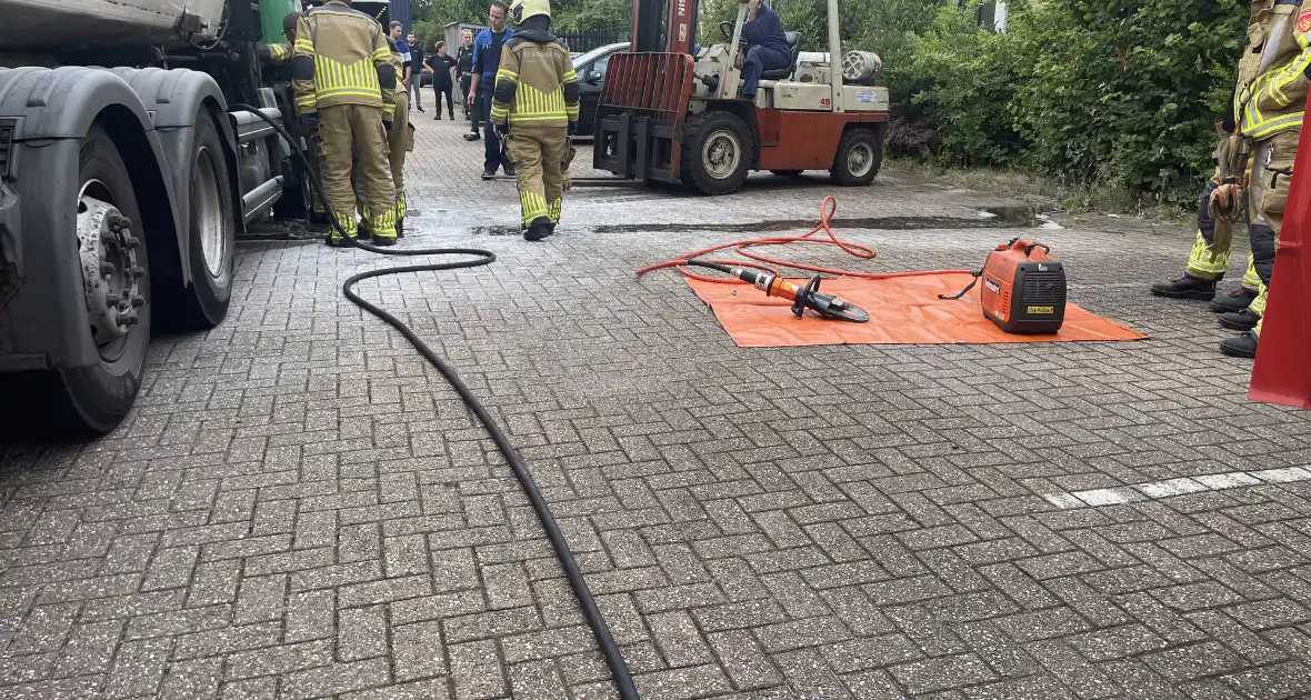 Vrachtwagen vat vlam - Foto 7