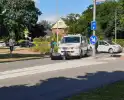 Bestelbus botst op scooterrijder