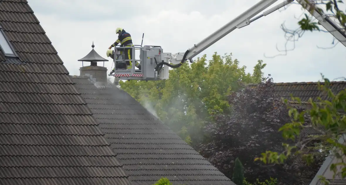 Brand in dak van woning