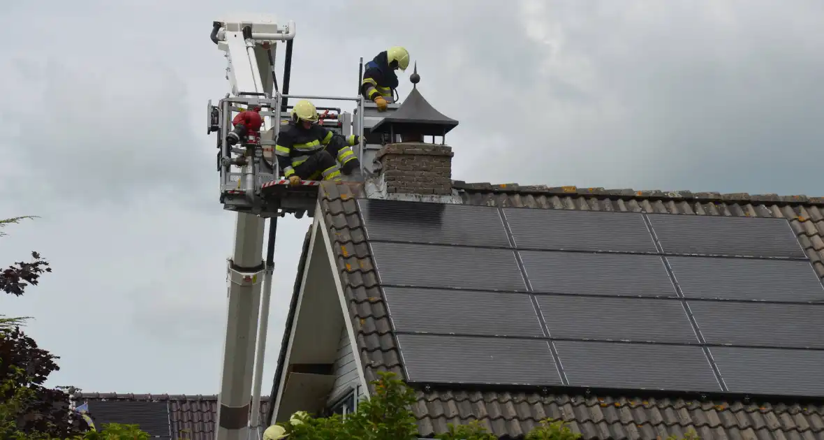 Brand in dak van woning - Foto 2