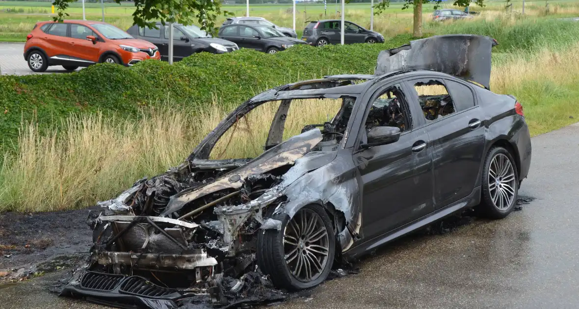 BMW volledig uitgebrand - Foto 2