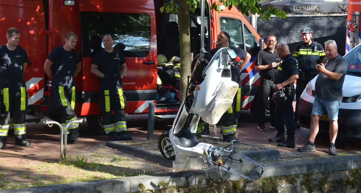 Brandweer haalt te water geraakte scooter uit gracht - Foto 7