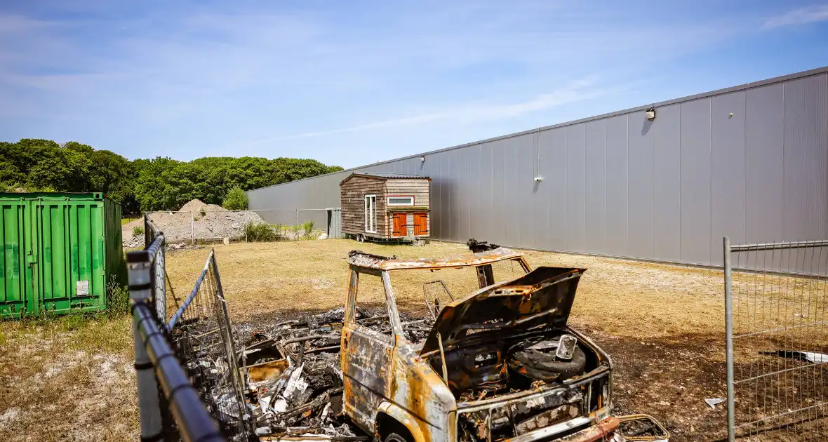Camper volledig uitgebrand op afgesloten terrein - Foto 7