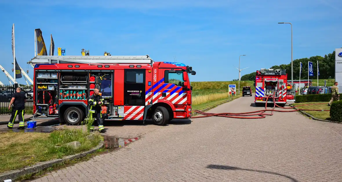 Brandweer groots ingezet voor brand in autodealer - Foto 2