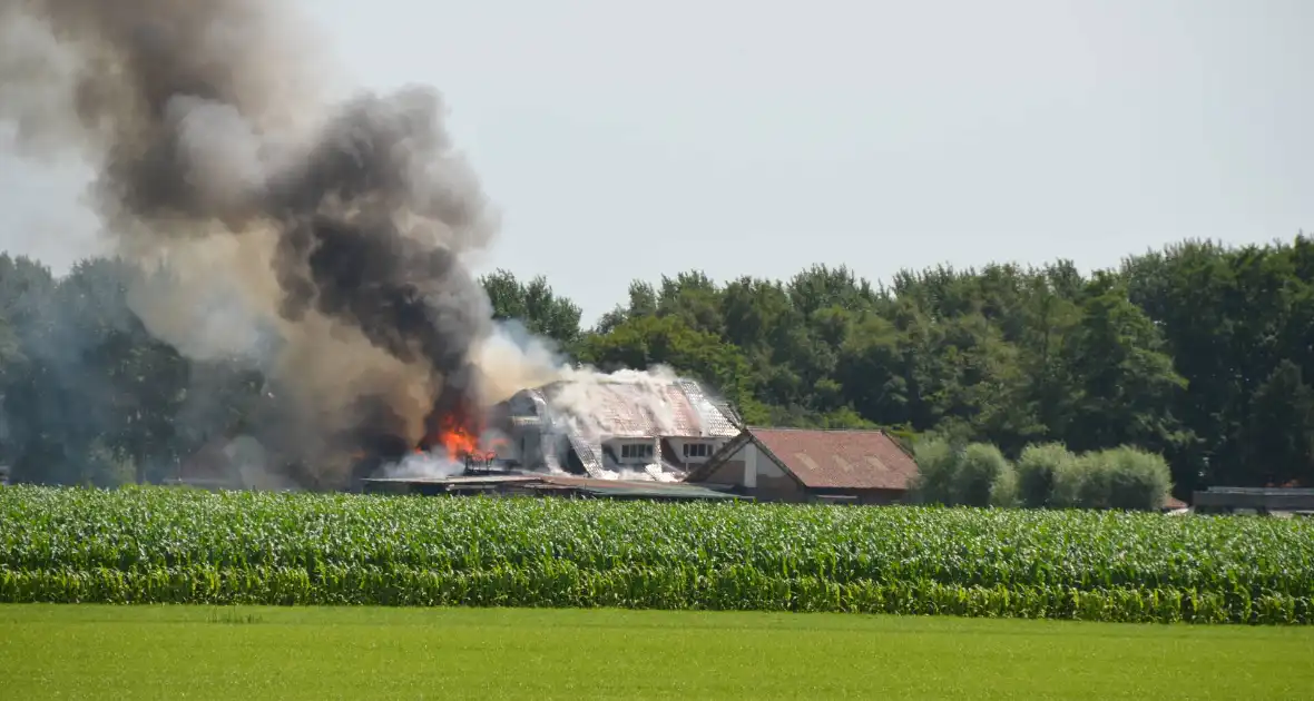 Boerderij volledig in brand - Foto 1