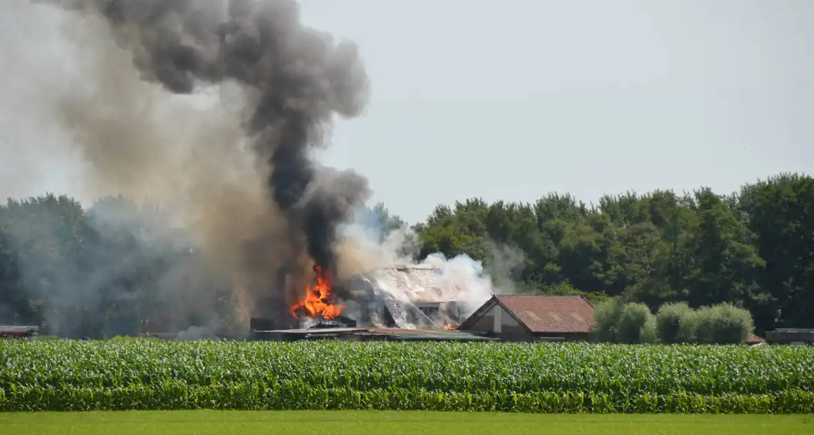 Boerderij volledig in brand - Foto 2