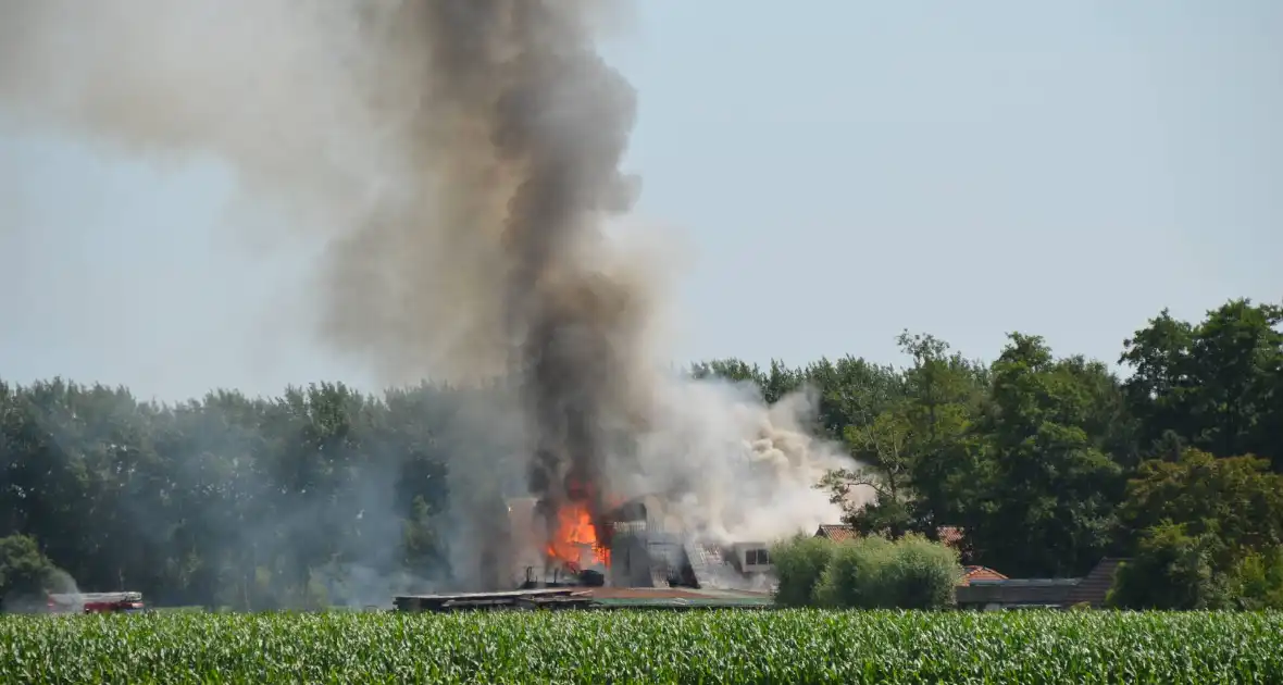 Boerderij volledig in brand - Foto 3