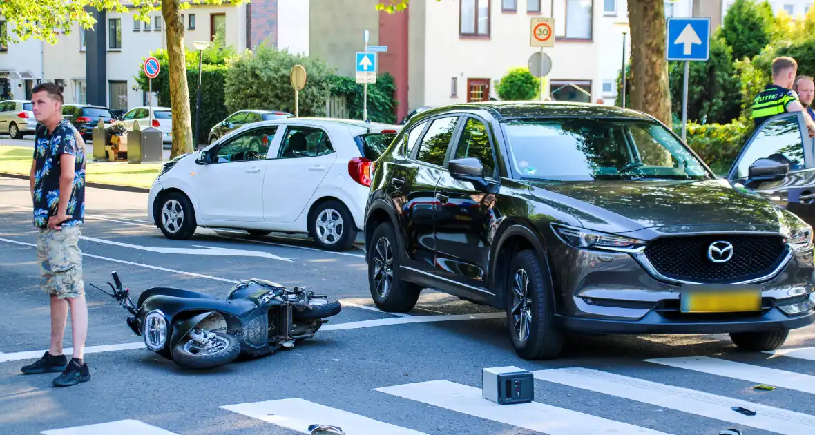 Bestuurder scooter gewond bij aanrijding met auto - Foto 1