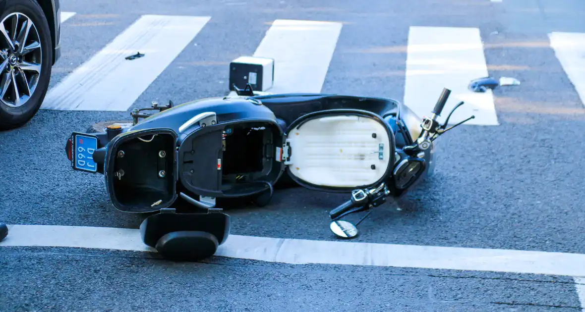 Bestuurder scooter gewond bij aanrijding met auto - Foto 5
