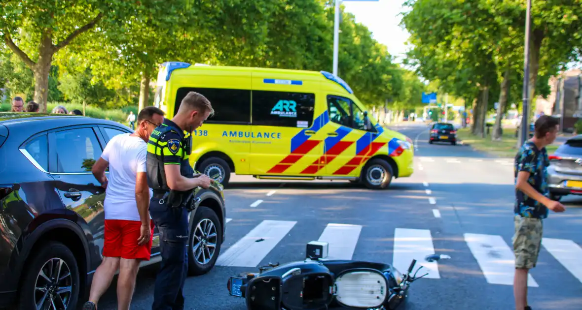 Bestuurder scooter gewond bij aanrijding met auto - Foto 6